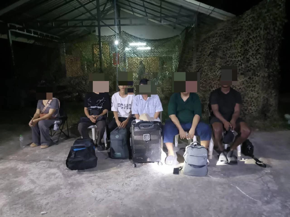 จับ 5 แรงงานผิดกฎหมายคาไร่อ้อย พบหญิงไทยหนีบ่อนเขมร สามีทิ้งรถหนี