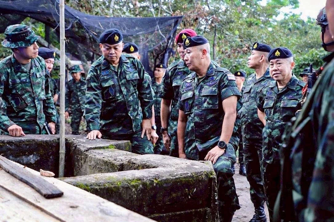 ผบ.ทบ.เยี่ยม 'ภูมะเขือ' ให้กำลังใจทหาร ย้ำทำหน้าที่ระมัดระวัง