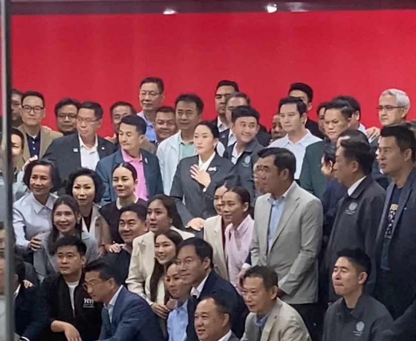 ‘แพทองธาร’ สวมกอด ‘พจมาน’ สส.ร่วมให้กำลังใจหลังพ้นนายกฯ