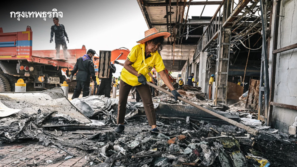 จิตอาสา เก็บกู้ซาก 7-11 ปตท.บ้านผือ ศรีสะเกษ ถูก BM-21 กัมพูชาตกใส่