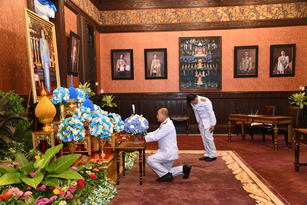 'ปธ.วุฒิสภา' นำ สว.-ขรก. ตักบาตรถวายพระราชกุศล พระพันปีหลวง