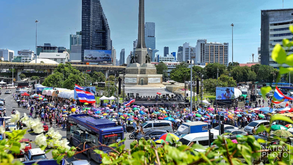 ภาพล่าสุด ม็อบชุมนุม อนุสาวรีย์ชัยฯ ตร.คุมเข้มพื้นที่ เช็กทางเลี่ยง