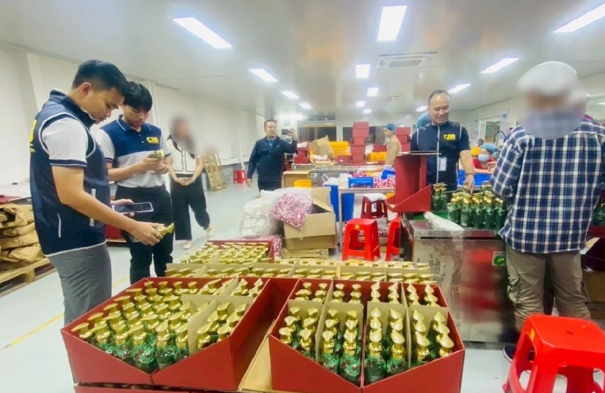 ทลายโรงงานผลิตเครื่องสำอางเถื่อน ฉะเชิงเทรา ยึดของกลาง 20 ล้านบาท