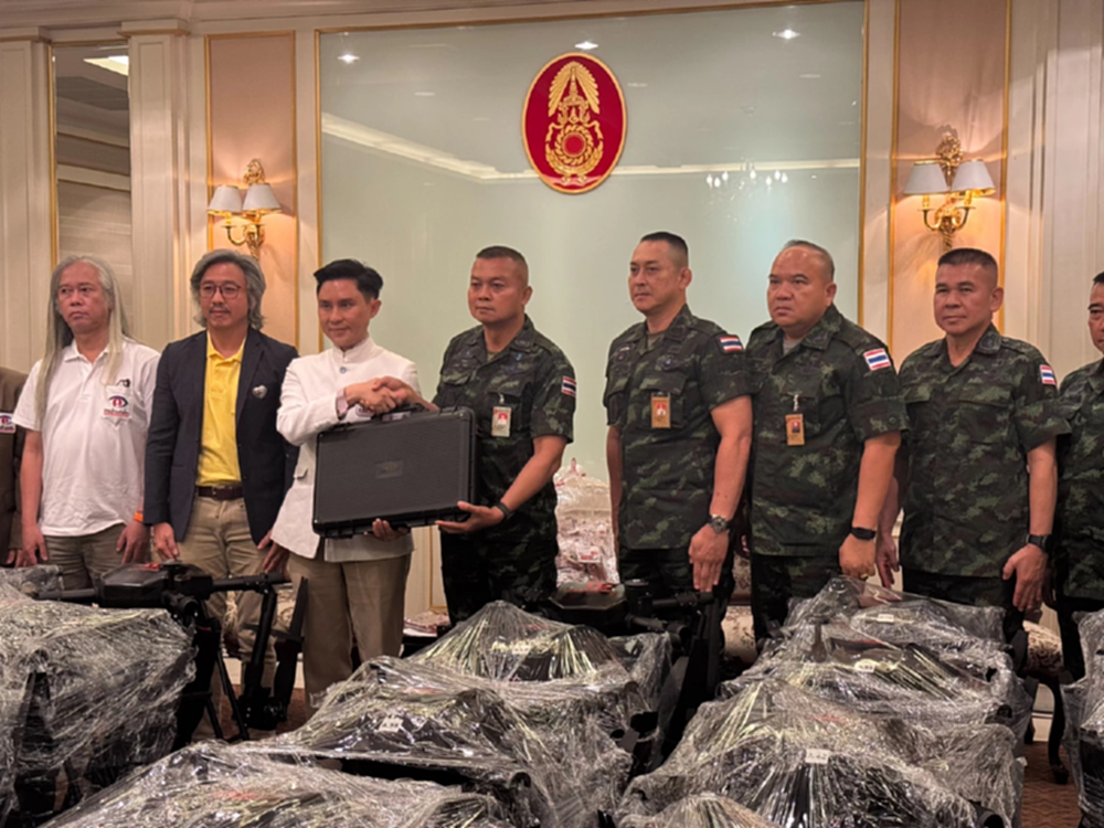 มทภ.2 รับมอบ 'โดรน' เสริมเขี้ยวเล็บ​ในสนามรบ​ ย้ำ สถานการณ์เฝ้าระวัง