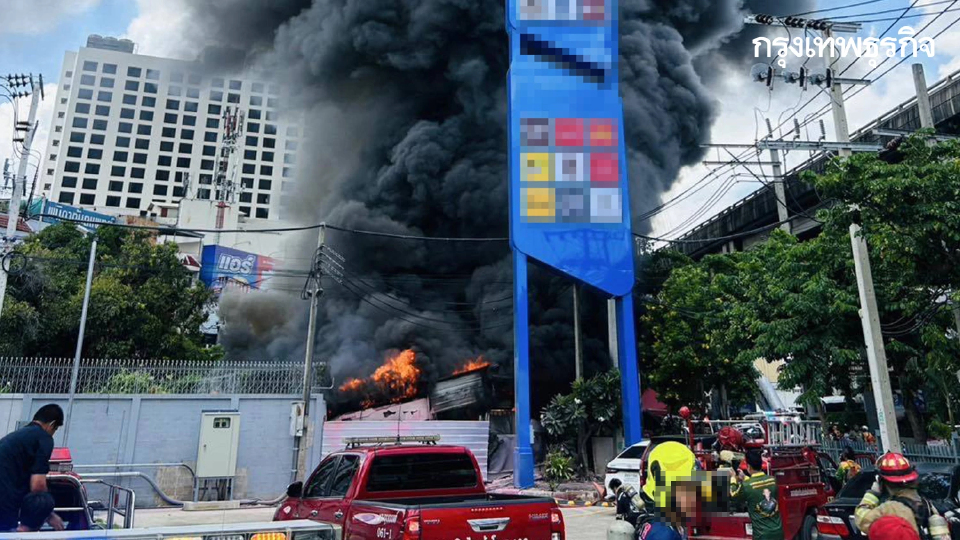 ไฟไหม้ร้านอาหาร ข้างปั้มน้ำมัน ซ.บรมราชชนนี 8 เร่งฉีดน้ำดับเพลิง