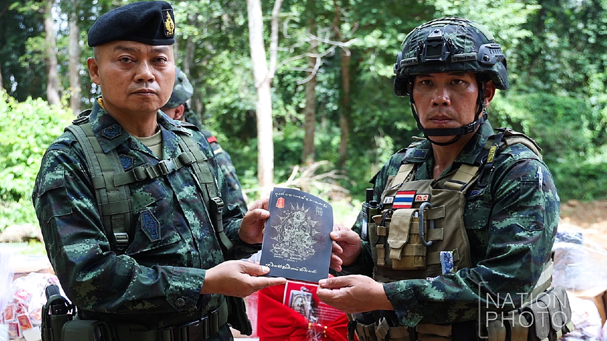 มทภ.2 ลงพื้นที่เยี่ยมทหารแนวหน้า มอบยันต์ หลวงปู่ศิลา บำรุงขวัญกำลังใจ