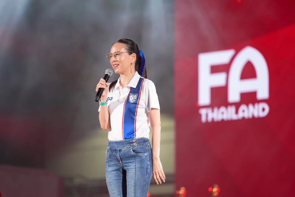 'มาดามแป้ง' เปิดตัว 'เสื้อคนไทย รักบอลไทย'