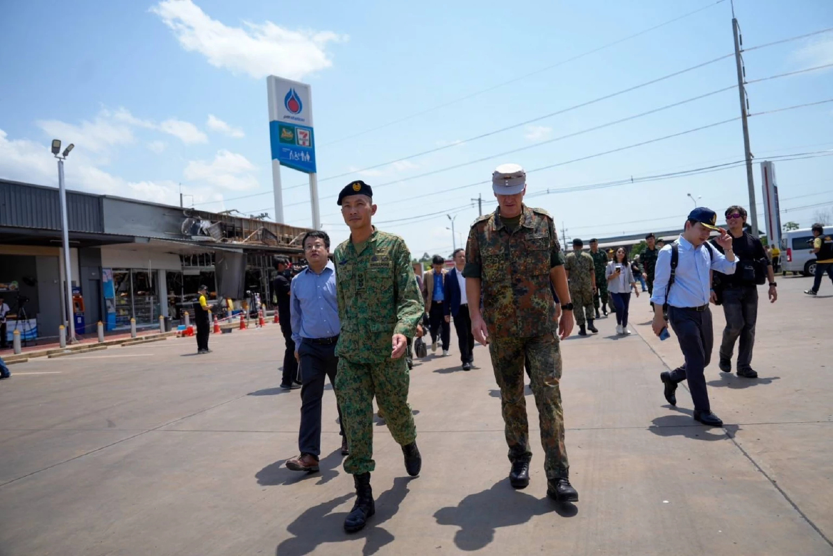 รัฐบาลพร้อมชาวกันทรลักษ์ สื่อมวลชน ร่วมวางดอกไม้แด่ผู้บริสุทธิ์เสียชีวิตที่ปั๊ม ปตท.