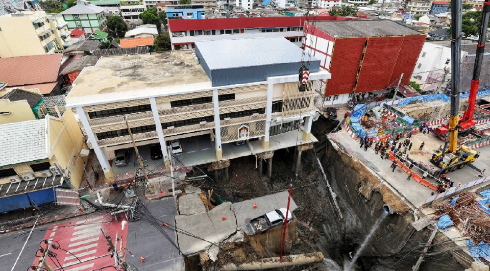 ถนนทรุดตัวซ้ำหน้า รพ.วชิรพยาบาล-ม.นวมินทร์ฯ ดินยุบเพิ่มหลุมลึก