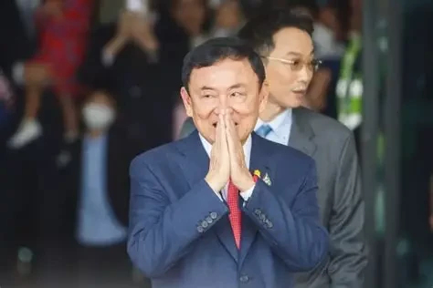 เครื่องบิน 'ทักษิณ' เปลี่ยนเส้นทางจากสิงคโปร์ คาดไป 'ดูไบ'