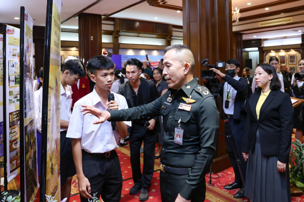 'รองปลัดกลาโหม' มอบรางวัล  เยาวชน-ประชาน สืบสานความจงรักภักดีต่อสถาบันฯ