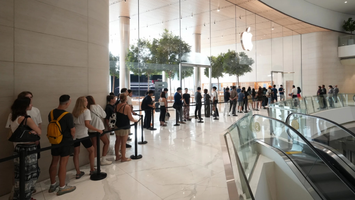Apple Store ICONSIAM ลูกค้าแห่รับ iPhone 17 ล้นหลาม