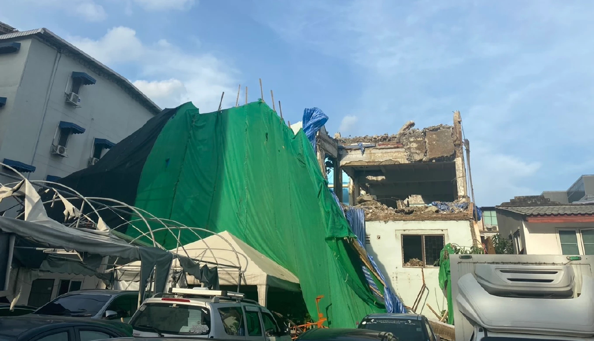 อาคาร 2 ชั้น ย่านรามคำแหง ทรุดตัว ขณะรื้อถอน เจ้าหน้าที่เร่งตรวจสอบ