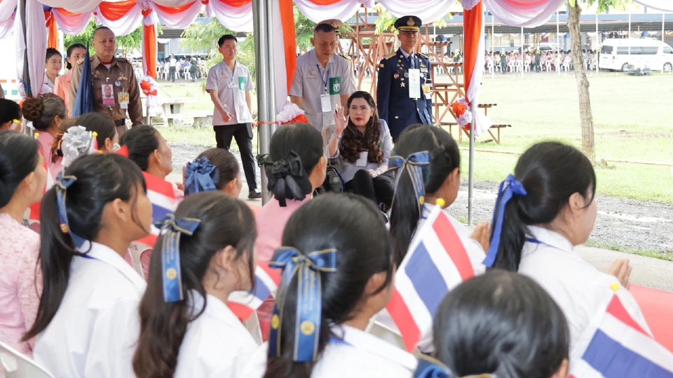 เจ้าฟ้าจุฬาภรณวลัยลักษณ์ ทรงเยี่ยมหน่วยแพทย์ พอ.สว. พระราชทานถุงยังชีพแก่ผู้ประสบภัย