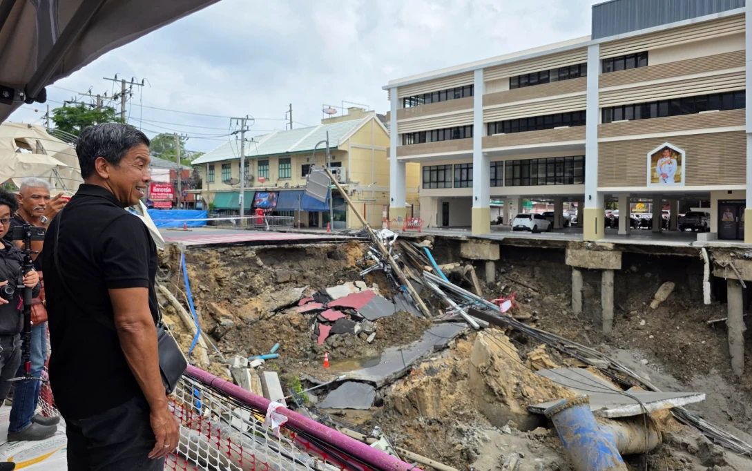 คืบหน้า ถนนสามเสนทรุดตัว เร่งถมปูน 4,000 ลบ.ม. คาดแล้วเสร็จ 8 ต.ค.