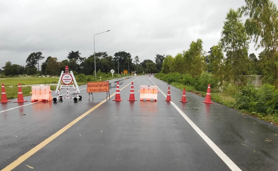 ผลกระทบ "พายุบัวลอย" กรมทางหลวง แจ้งเส้นทาง 'ผ่านไม่ได้' 1 จุด