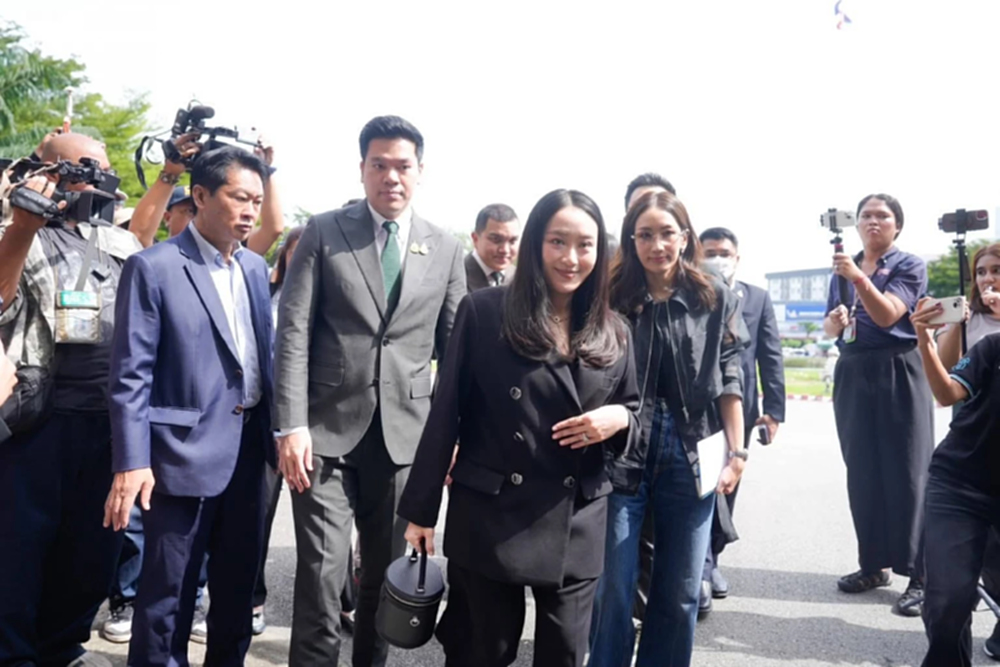 'แพทองธาร-พินทองทา' นำจดหมายจากหลานฝากเยี่ยม 'ทักษิณ'