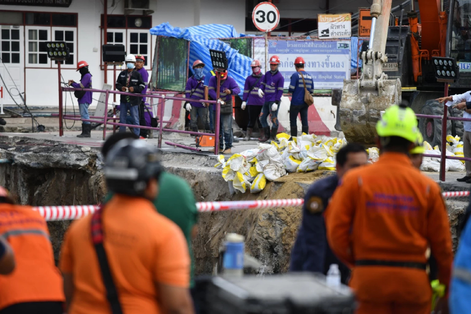 ถนนสามเสนทรุด! ผู้ว่าฯ กทม. เร่งอุดด้วยกระสอบทรายกว่า 50,000 ลูก