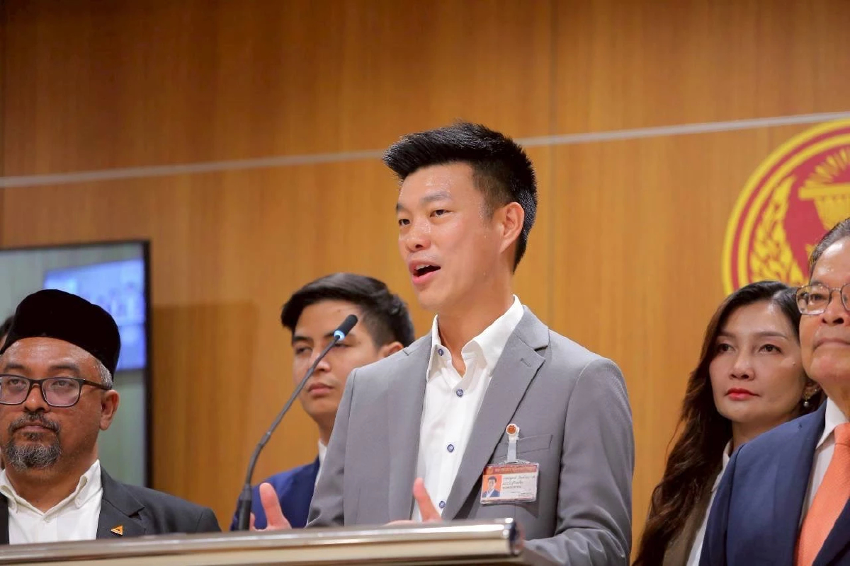 ‘เท้ง’ ปัดตอบคดี 44 สส. มั่นใจทีมกฎหมายพรรค ยันเป็นผู้บริสุทธิ์