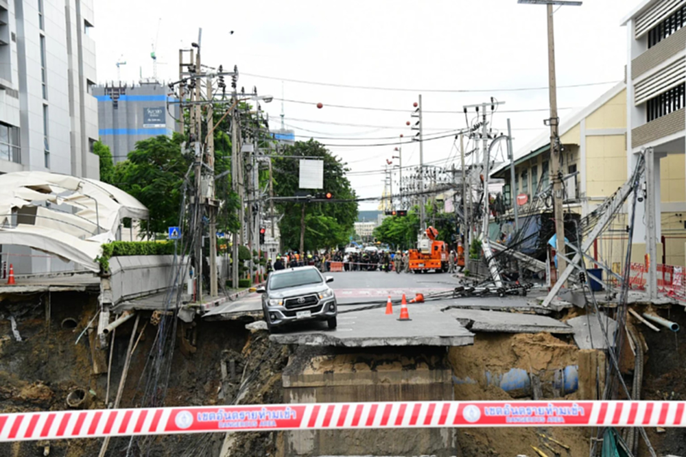 'อนุทิน' ลุยเอง! บุกตรวจถนนทรุด สั่ง รฟม. หยุดก่อสร้างชั่วคราว