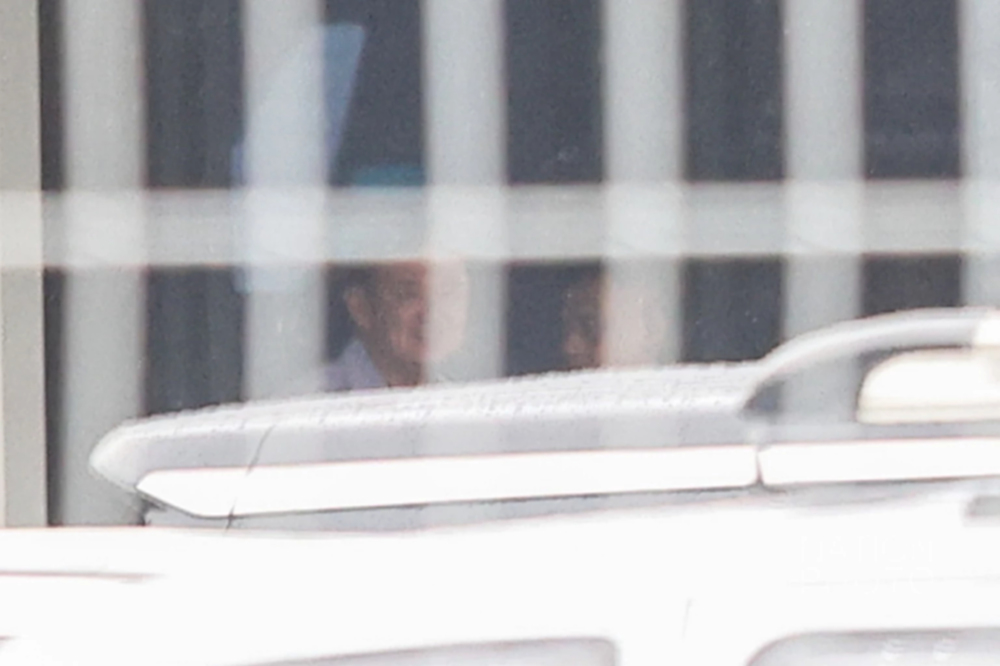 'ทักษิณ' กลับถึงไทยตามนัด ลุ้นไปศาล ฟังคำสั่งบังคับคดี ชั้น 14 พรุ่งนี้