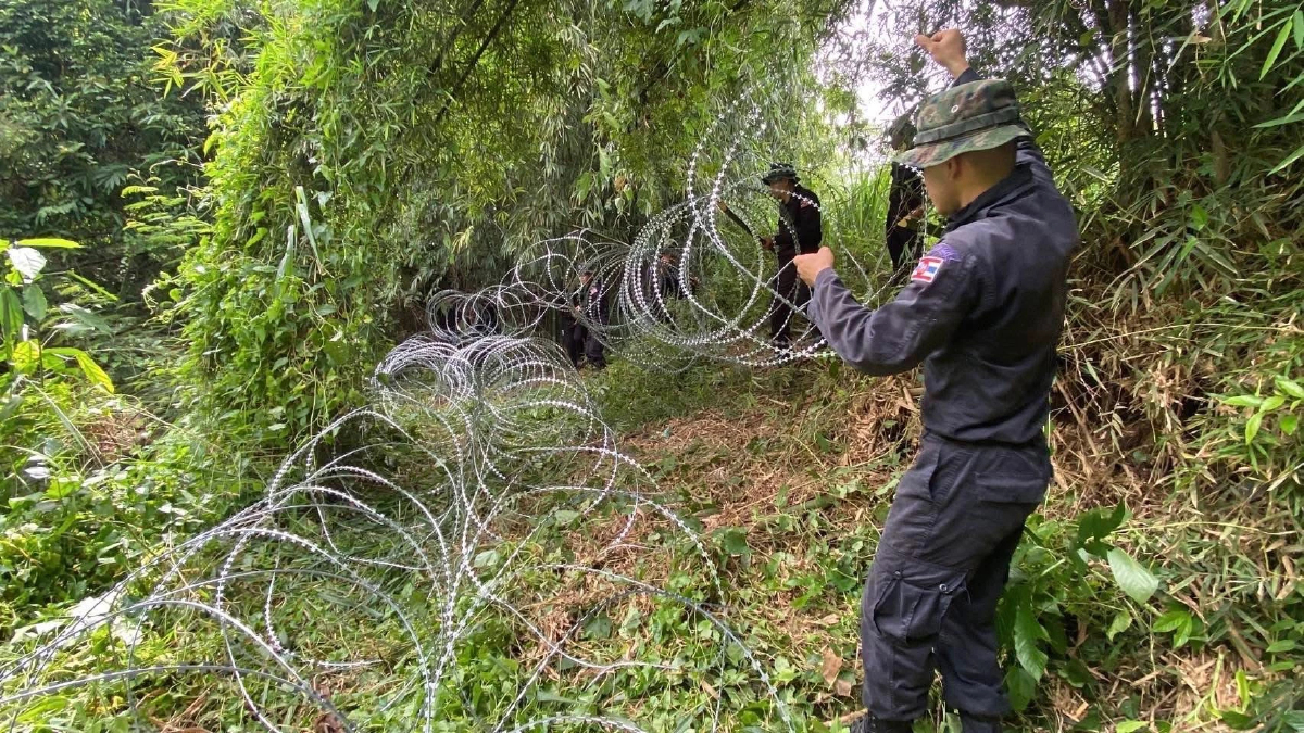 ฉก.นย.จันทบุรี ขึงลวดหนามช่องทางธรรมชาติ สกัดลอบเข้าเมือง