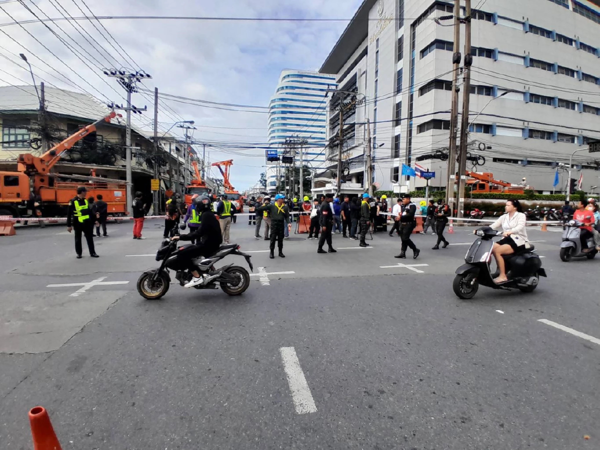 ผบ.ทบ. จัดกำลังพลช่วยประชาชนถนนทรุดหน้า รพ.วชิรพยาบาล