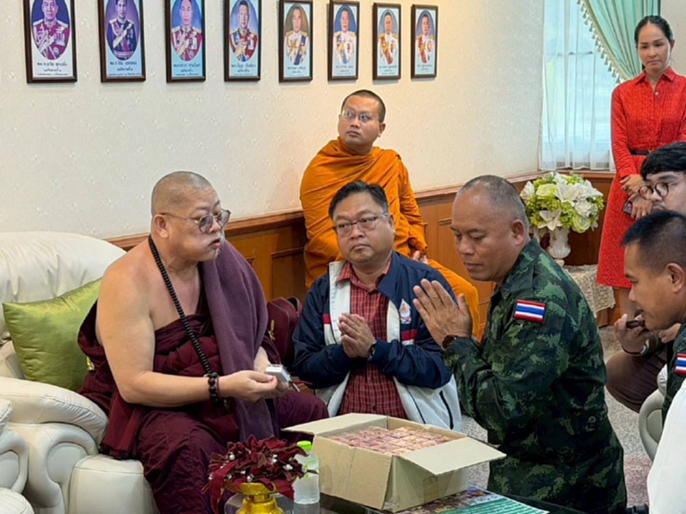 ทภ.2 รับมอบวัตถุมงคล จากครูบาธรรมชัย เป็นขวัญกำลังใจ ทหารชายแดน