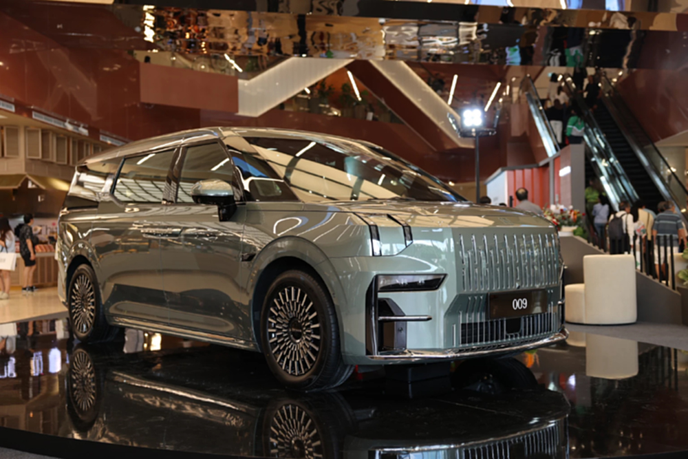 ZEEKR 009 เพิ่มทางเลือก รุ่น Standard ขับ 2 ถูกลง 700,000 บาท 