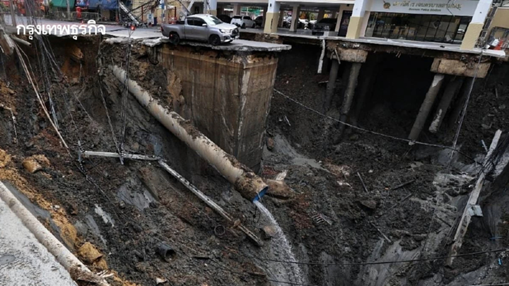 ถนนสามเสนทรุดตัว กทม. ประกาศเป็นพื้นที่ประสบสาธารณภัย