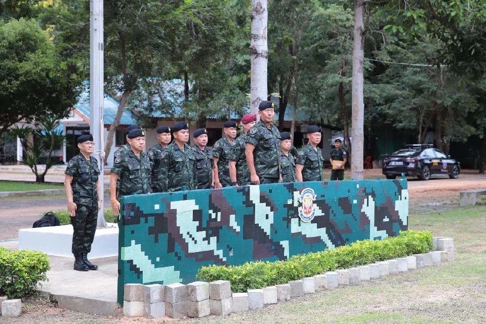 'ผบ.ทบ.' พบ ผบ.หน่วย กกล.สุรนารี ติดตามสถานการณ์ชายแดนไทย-กัมพูชา 