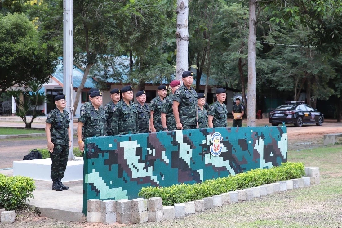 'ผบ.ทบ.' พบ ผบ.หน่วย กกล.สุรนารี ติดตามสถานการณ์ชายแดนไทย-กัมพูชา