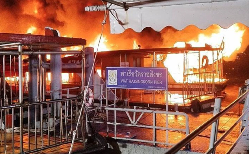 ไฟไหม้เรือโดยสาร ท่าเรือวัดราชสิงขร ลาม 3 ลำ จนท.เร่งดับเพลิง