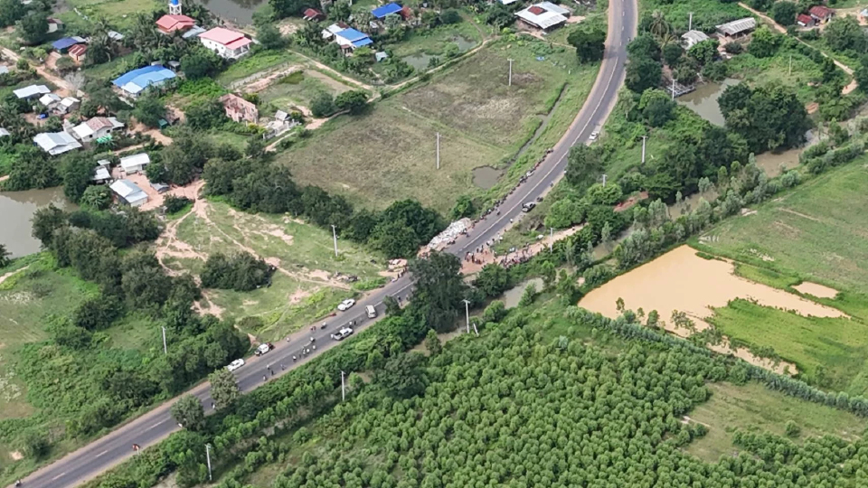 บ้านหนองจาน วุ่นไม่เลิก กัมพูชา ปิดถนนเกณฑ์คนสมทบ ป่วนทหารไทย