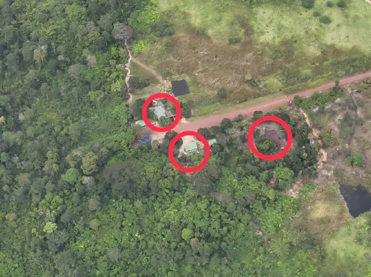 'กองทัพเรือ' รื้อถอนบ้าน 3 หลังชาวกัมพูชาที่รุกล้ำอธิปไตย จ.ตราด