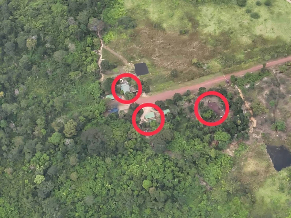 'กองทัพเรือ' รื้อถอนบ้าน 3 หลังชาวกัมพูชาที่รุกล้ำอธิปไตย จ.ตราด