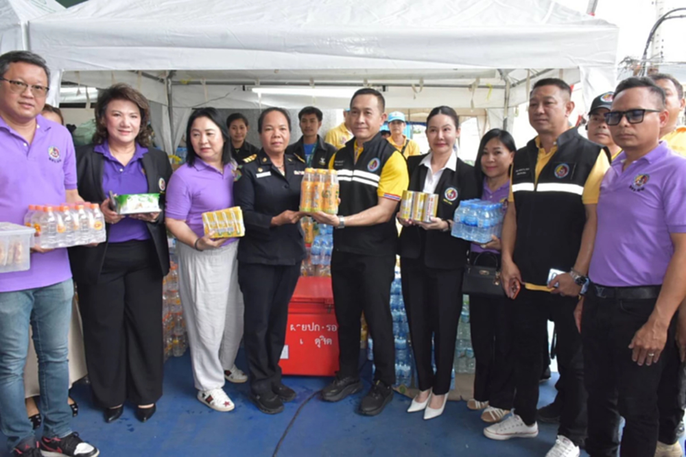 กอ.รมน. ลงพื้นที่เหตุถนนทรุด มอบสิ่งของหนุนเจ้าหน้าที่-ประชาชน