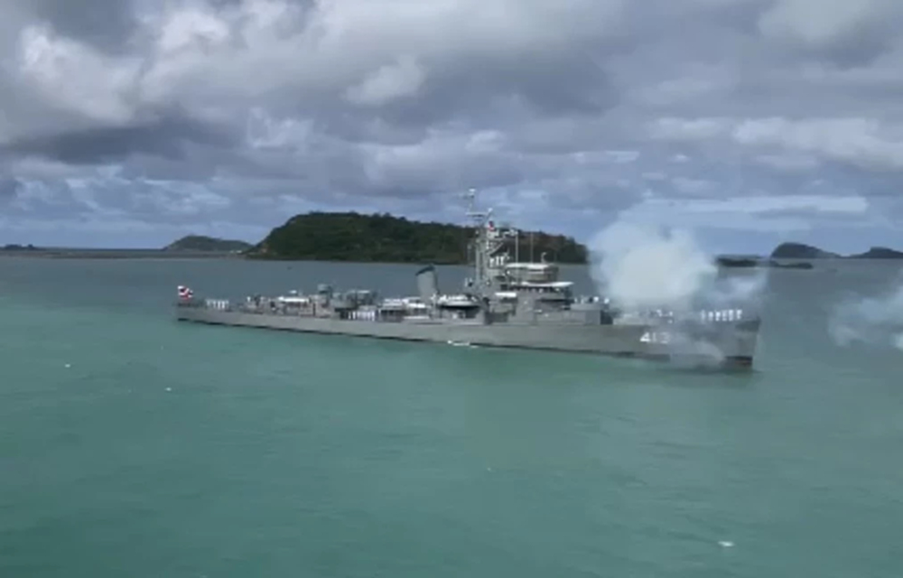 เรือหลวงปิ่นเกล้า รับใช้ชาติครั้งสุดท้าย ยิงสลุต พิธีรับ - ส่ง ผบ.กองเรือยุทธการ