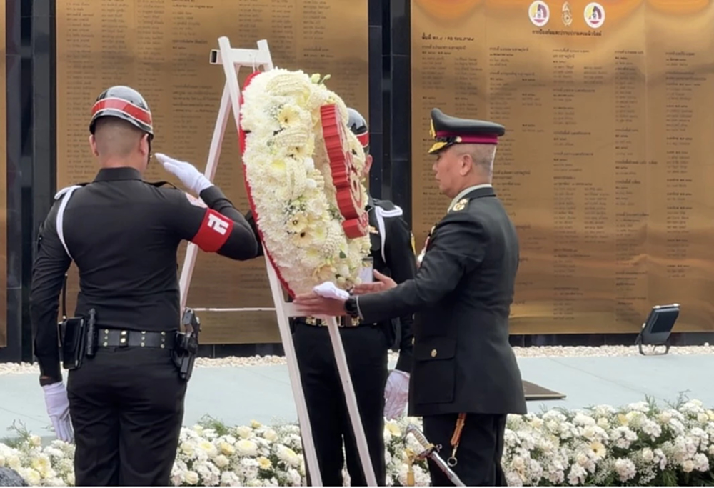 ผบ.ทบ.ร่วมจารึกนามวีรชนทหารกล้า พลีชีพชายแดนไทย – กัมพูชา บนกำแพงอนุสรณ์