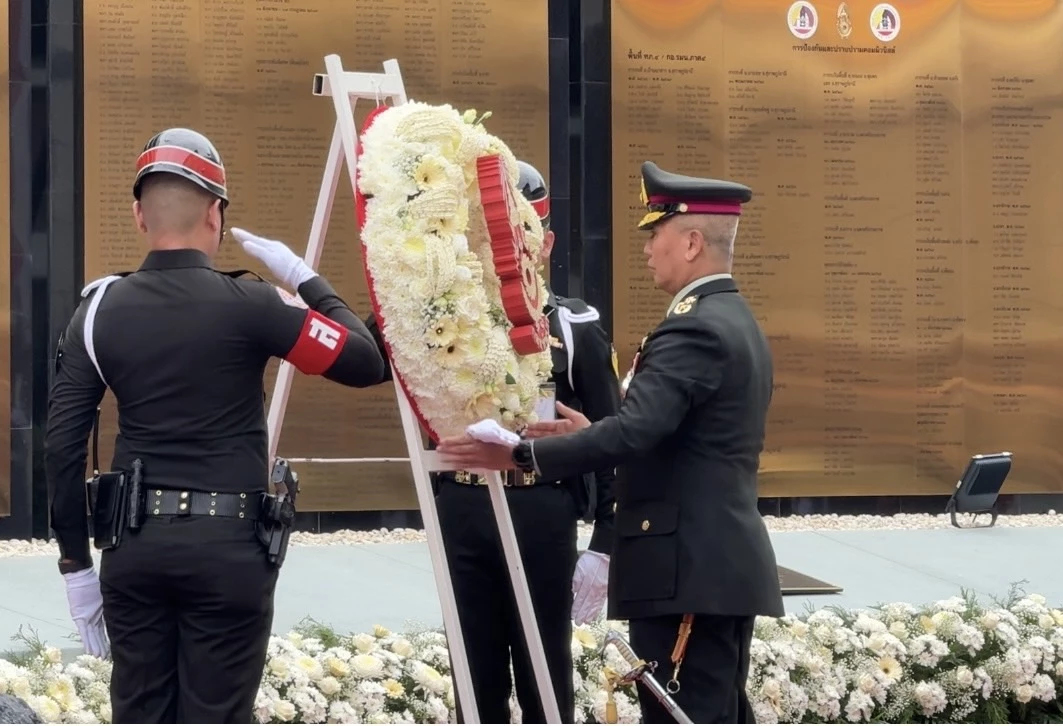 ผบ.ทบ.ร่วมจารึกนามวีรชนทหารกล้า พลีชีพชายแดนไทย – กัมพูชา บนกำแพงอนุสรณ์