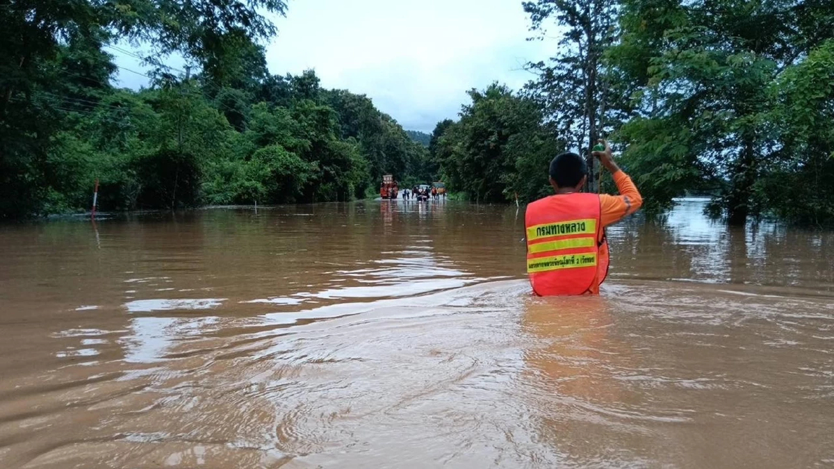 สถานการณ์น้ำท่วมดินสไลด์วันนี้ ถนนผ่านไม่ได้ 2 แห่ง