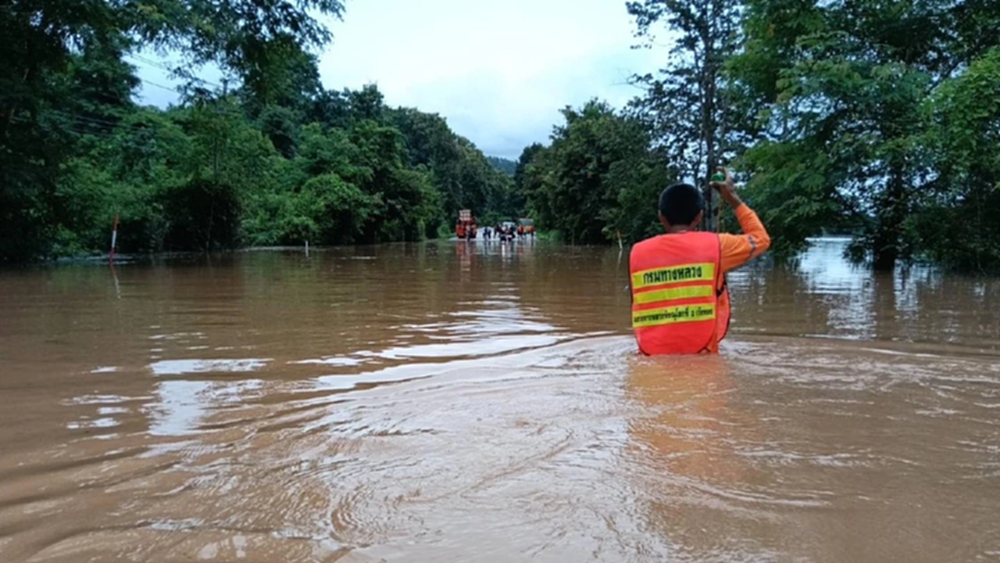 สถานการณ์น้ำท่วมดินสไลด์วันนี้ ถนนผ่านไม่ได้ 2 แห่ง