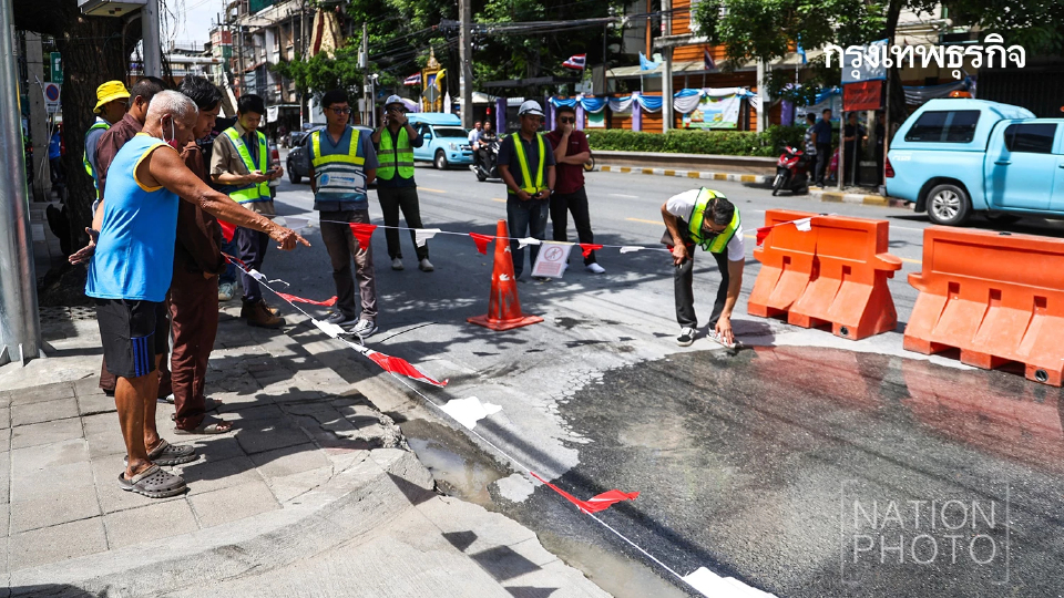 หวั่นหลุมยุบซ้ำรอย! ถนนสามเสน พองตัว มีน้ำซึม ใกล้ถนนทรุดตัว 2 กม.