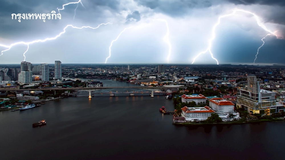 ฝนถล่มกรุงเทพฯ วันนี้! ฝนตกหนักถึงค่ำ เช็กเลยพื้นที่ไหนฝนหนักสุด