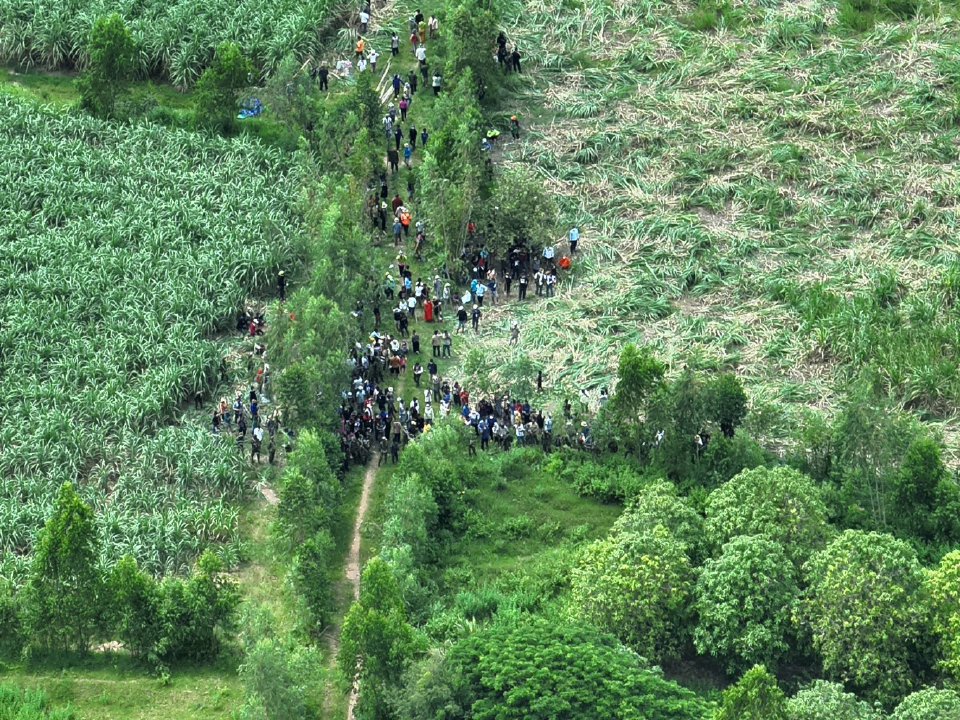 บ้านหนองจานเดือด กัมพูชาลุกฮือถือท่อนไม้ ประจัญหน้า ชุดควบคุมฝูงชนไทย