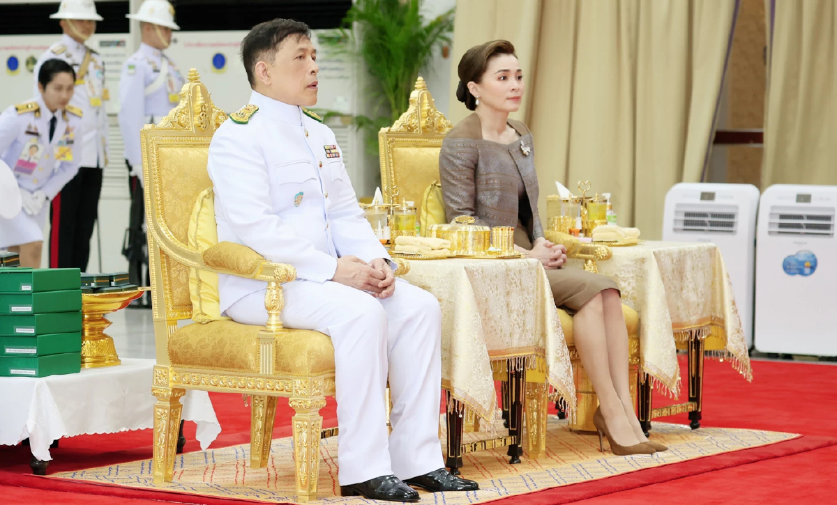 ในหลวง-พระราชินี ทรงวางพวงมาลา ถวายราชสักการะ เนื่องใน วันมหิดล