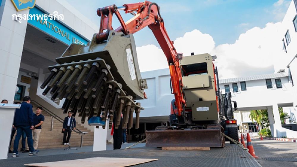 ต้นแบบรถขุดตักทำลายทุ่นระเบิดในพื้นที่ชายแดน ผลงานร่วม สวทช.+นักศึกษา วปอ.67