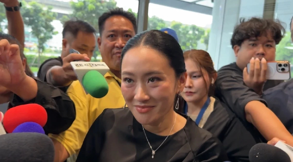 'แพทองธาร' ยิ้มแย้มเข้าพรรค พท.บอกสบายดี ยัน 'ทักษิณ' กลับไทยแน่