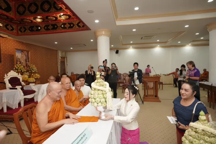 'หัวหน้าก้าวอิสระ' ถวายกำลังใจพระสงฆ์สายธรรมยุต ขอปกป้องทนุบำรุงทุกศาสนา