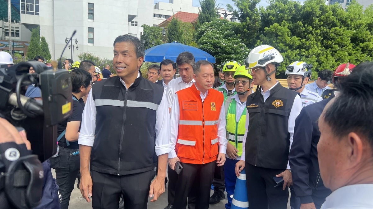 ผู้ว่าฯ กทม.รุดสอบถนนทรุดหน้า วชิรพยาบาล - ปภ.ส่งทีมพิเศษช่วย